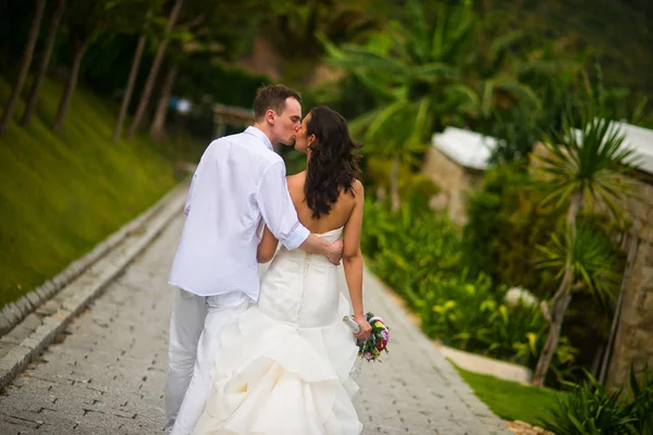 Recém Casados Beijam Beco Verão Volta Para Câmera — Fotografia de Stock