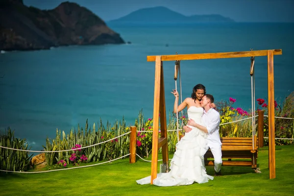 Recém Casados Sentam Balanço Fundo Uma Paisagem Incrivelmente Bonita Oceano — Fotografia de Stock