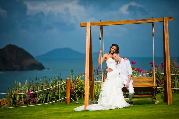 Noiva Noivo Sentam Balanço Fundo Uma Paisagem Incrivelmente Bonita Oceano — Fotografia de Stock