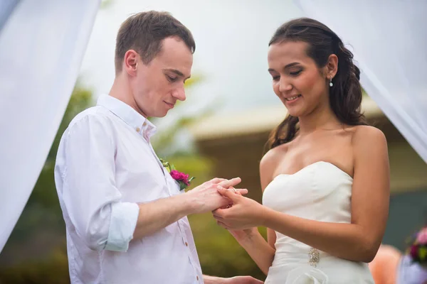 Recém Casados Casamento Usam Anéis Casamento Outro — Fotografia de Stock