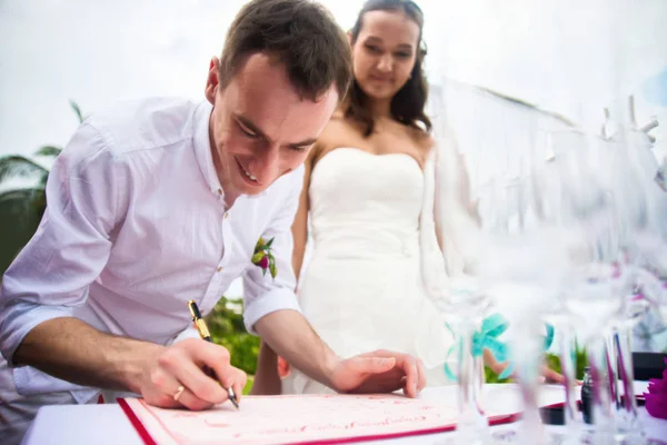 Noivo Assina Documentos Sobre Registro Matrimônio Sorrisos Jovem Casal Assina — Fotografia de Stock