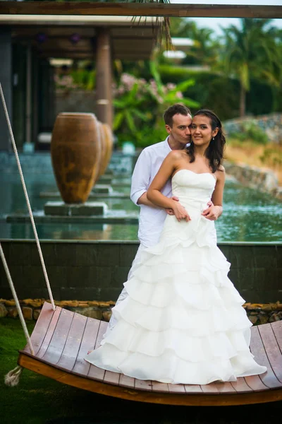 Pengantin Pria Memeluk Pengantin Wanita Terhadap Interior Yang Indah Dengan — Stok Foto