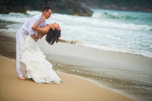 Невеста Жених Обнимаются Моря Влюбленная Пара Пустынном Пляже — стоковое фото