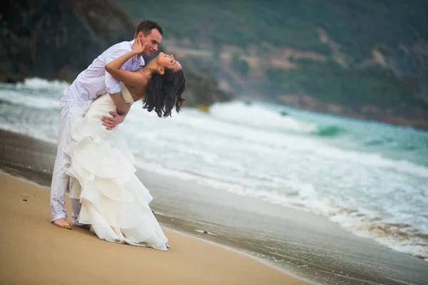 Sposo Abbraccia Sposa Mare Coppia Innamorata Una Spiaggia Deserta — Foto Stock