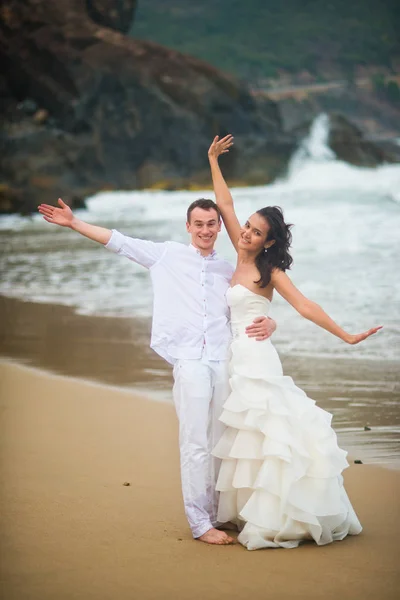 Noiva Noivo Divertem Junto Mar Casal Apaixonado Uma Praia Deserta — Fotografia de Stock