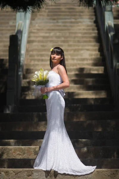 Young Bride Beautiful White Dress Stands Bouquet Flowers Stone Steps — Stock Photo, Image