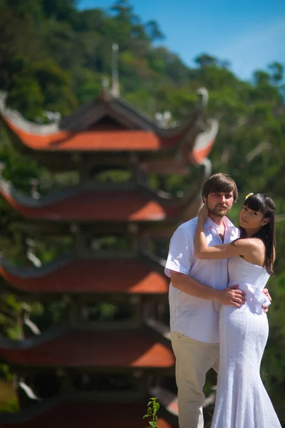 Bruden Och Brudgummen Poserar Framför Gamla Asiatiska Tempel — Stockfoto