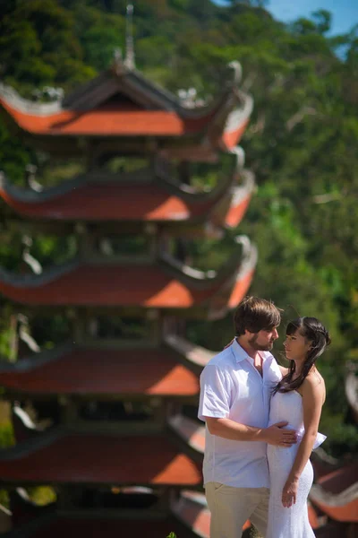 Sposo Sposa Posa Davanti Vecchio Tempio Vietnamita — Foto Stock