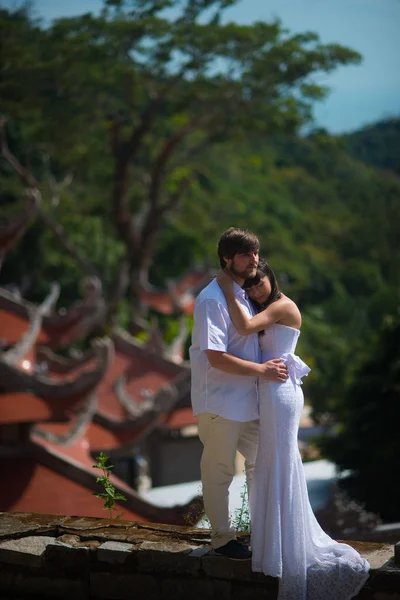Gli Sposi Stanno Sullo Sfondo Del Vecchio Tempio Vietnamita — Foto Stock