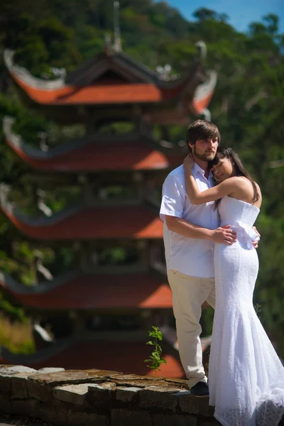 Sposo Sposa Posa Davanti Vecchio Tempio Cinese — Foto Stock