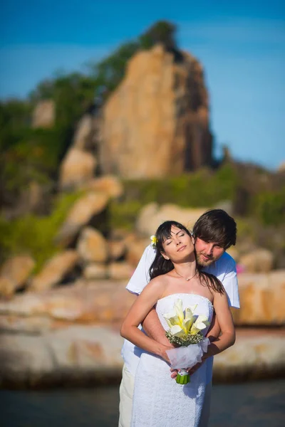 Bruden Och Brudgummen Omfamna Bakgrund Vacker Natur — Stockfoto