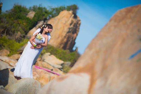 Bride Groom Stand Beautiful Landscape Mountains Sea — Stock Photo, Image