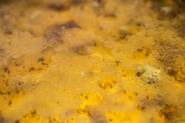 Yağ, su ve deterjan bir tavada karışımı