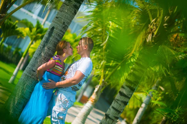 Uomo Donna Piedi Vicino Albero Uno Sfondo Palme Tropicali Hotel — Foto Stock