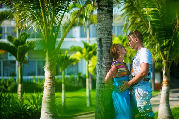 Homem Abraça Uma Mulher Resort Perto Palmeiras — Fotografia de Stock