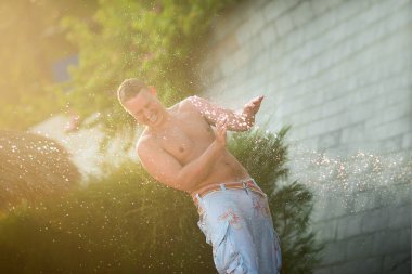 Jet güneş parlamayı su altında sahilde adam su sıçramalarına