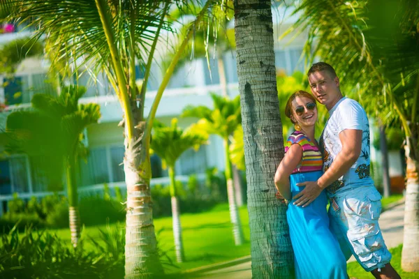 Homem Abraça Uma Mulher Resort Perto Palmeiras Fundo Hotel Tempo — Fotografia de Stock