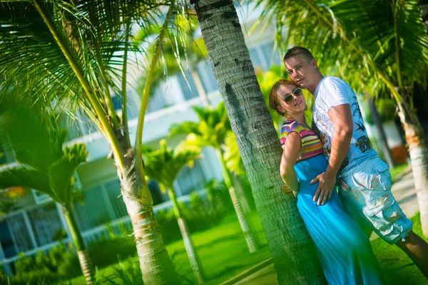 Mężczyzna Kobieta Przytulanie Parku Tle Drzew Palmowych Hotel — Zdjęcie stockowe