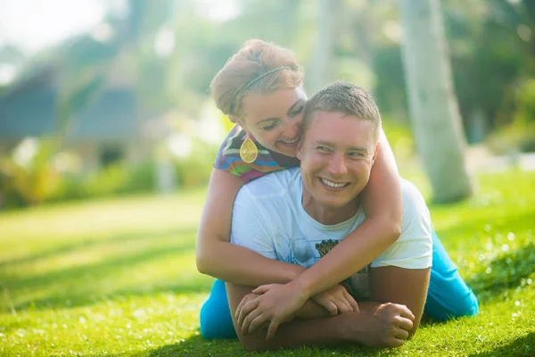 Feliz Pareja Joven Divirtiéndose Hierba Parque — Foto de Stock