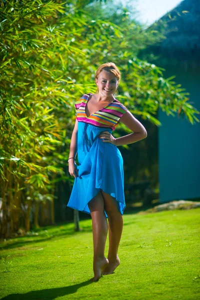 Femme Robe Posant Extérieur Sur Fond Arbres Tropicaux Sur Pelouse — Photo