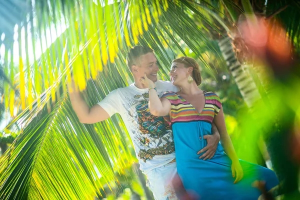 Casal Amoroso Abraçando Sob Folhas Palma Resort — Fotografia de Stock