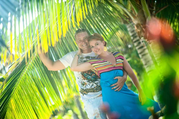 Uomo Donna Che Abbracciano Sotto Foglie Palma Resort — Foto Stock