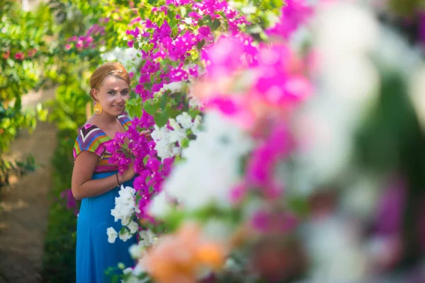 Joven Chica Hermosa Posando Jardín Flores Chica Está Vestida Con — Foto de Stock