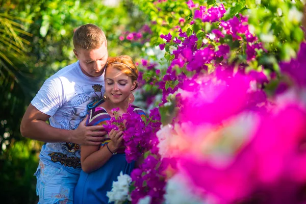 Hombre Abrazando Mujer Medio Hermosas Flores Púrpuras Blancas Park — Foto de Stock