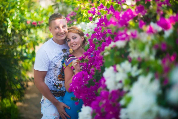 Una Storia Amore Uomo Una Donna Giardino Tra Bellissimi Fiori — Foto Stock