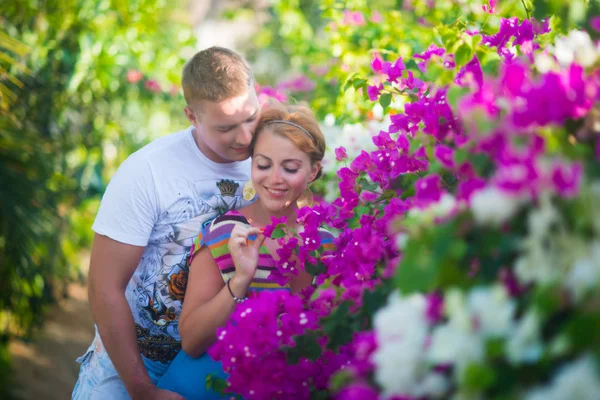 Hombre Una Mujer Pie Medio Hermosas Flores Púrpuras Blancas Parque — Foto de Stock