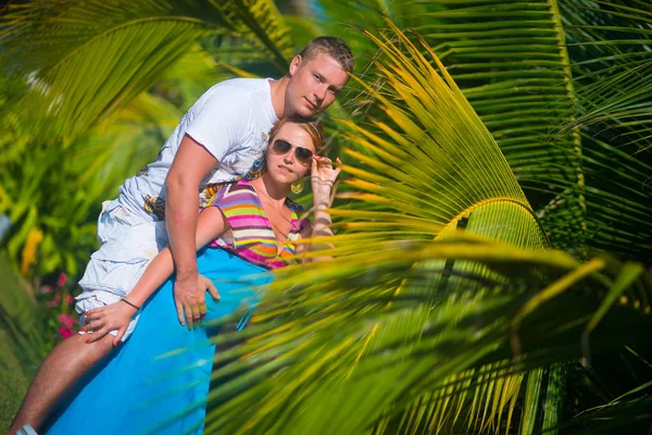 Casal Alegre Amor Posando Contra Folhas Palma Resort — Fotografia de Stock