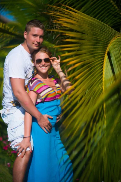 Casal Alegre Amor Posando Fundo Folhas Palma — Fotografia de Stock