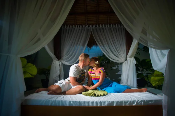 Casal Beijando Enquanto Deitado Cama Livre Verão Nos Trópicos — Fotografia de Stock