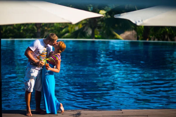 Homem Mulher Beijando Piscina Contra Palmeiras Resort — Fotografia de Stock