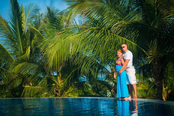 Homem Abraça Uma Mulher Junto Piscina Contra Palmeiras Resort — Fotografia de Stock