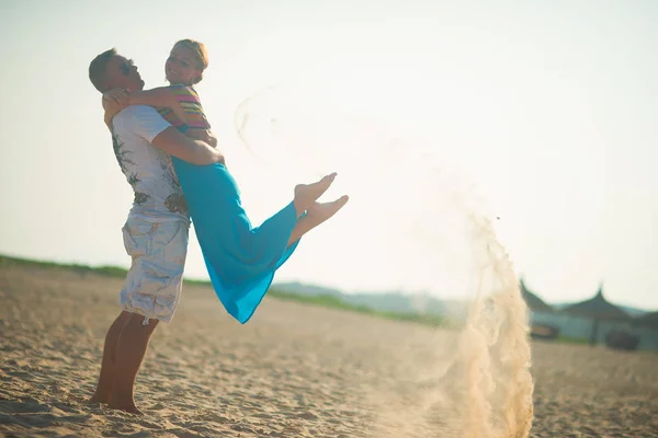 Giovani Coppie Innamorate Stanno Girando Sulla Spiaggia Sabbia Vola Lati — Foto Stock