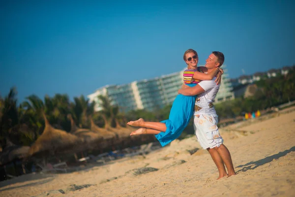 Donna Che Salta Tra Braccia Degli Uomini Sulla Spiaggia Contro — Foto Stock