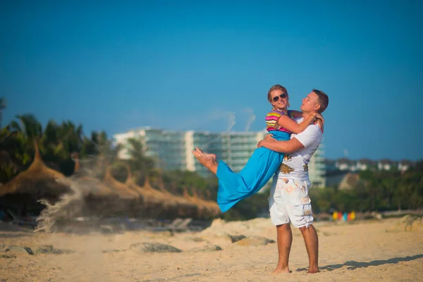 Una Coppia Innamorata Gira Sulla Spiaggia Contro Palme Cielo Sabbia — Foto Stock
