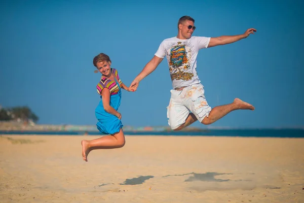 Kochający Para Zabawy Skoki Plaży — Zdjęcie stockowe