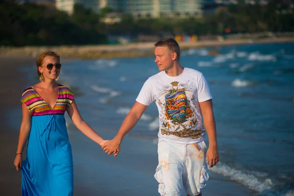 Uomo Donna Che Tengono Mano Camminando Lungo Oceano Resort — Foto Stock