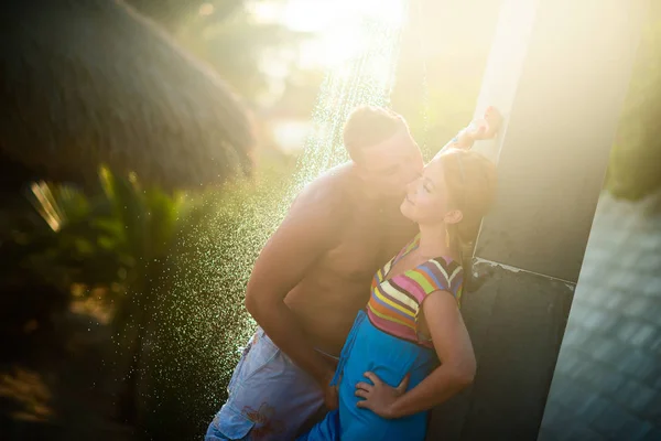 Jovem Casal Beijando Chuveiro Praia Dia Quente — Fotografia de Stock