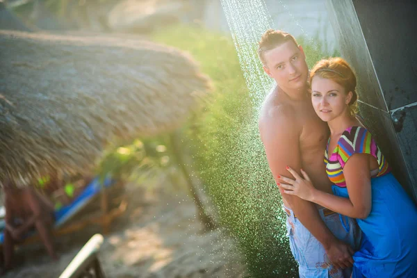 Uomo Donna Sotto Doccia Sulla Spiaggia Tropici — Foto Stock