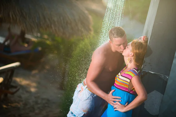 Cara Menina Beijando Chuveiro Praia Nos Trópicos — Fotografia de Stock