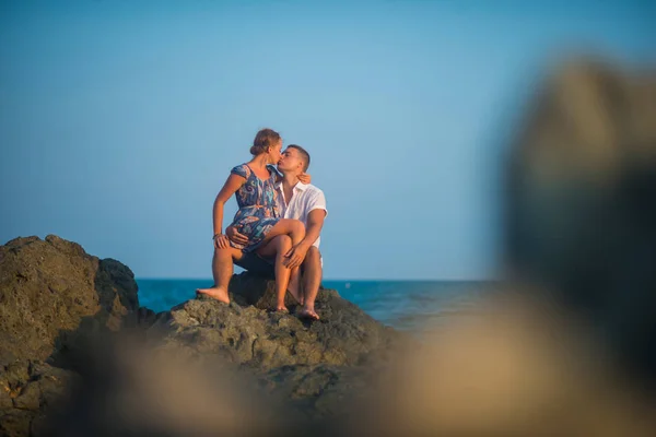 Uomo Donna Che Baciano Sulle Pietre Sullo Sfondo Dell Oceano — Foto Stock