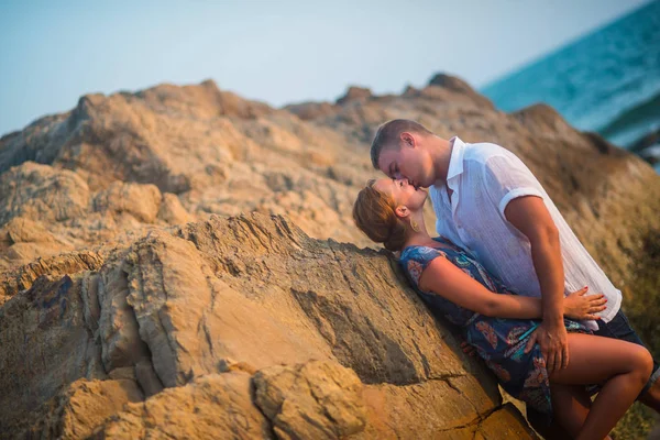 Bonito Casal Beijando Nas Rochas Pôr Sol Contra Oceano — Fotografia de Stock