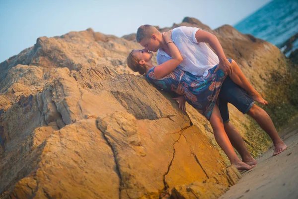 Uomo Bacia Appassionatamente Donna Nelle Rocce Tramonto Contro Oceano — Foto Stock