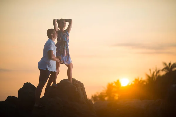 Jeune Couple Profitant Coucher Soleil Dans Les Rochers — Photo