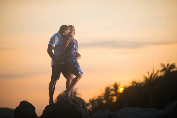 Casal Apaixonado Gosta Pôr Sol Nas Rochas Nos Trópicos — Fotografia de Stock