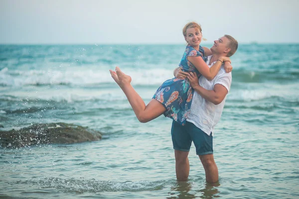 Para Zakochanych Odgrywa Stojąc Wodzie Człowieka Posiadającego Kobieta Tle Oceanu — Zdjęcie stockowe