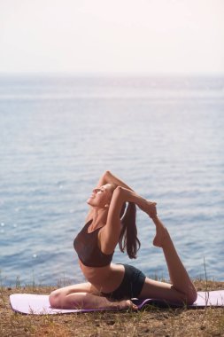 Yoga yapan genç kadın.